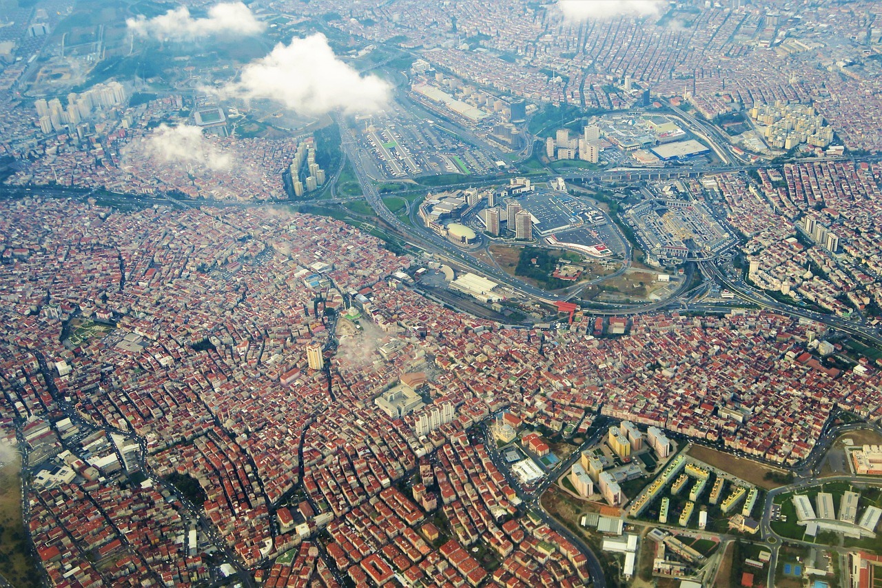 2025’te İstanbul’da Ticari Gayrimenkul Yatırımı İçin En Değerli Bölgeler — kapak görseli